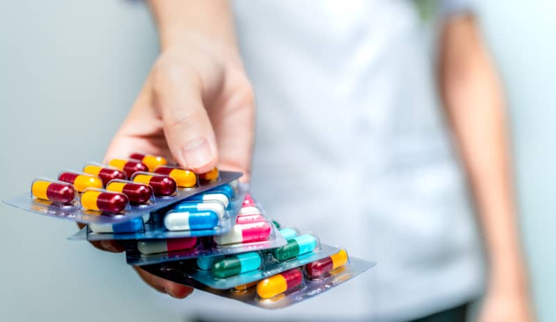 El uso excesivo de antibióticos causa la resistencia a antibióticos
