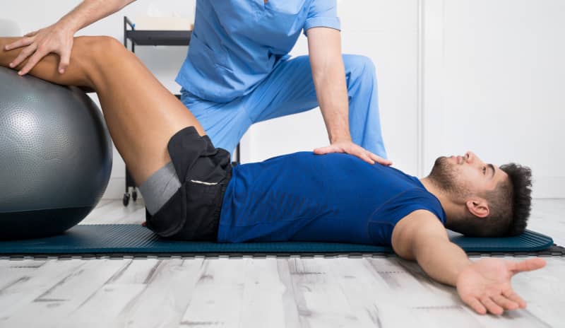 Deportista realizando una sesión de fisioterapia cubierta por el seguro deportivo