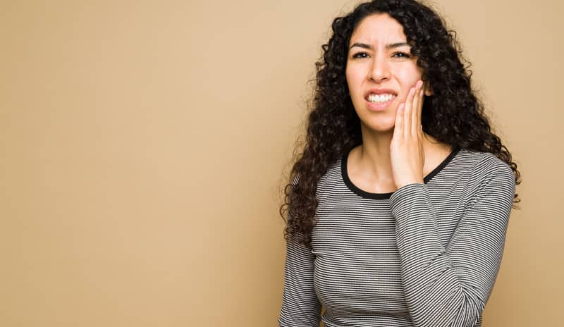 Chica le duele la muela, necesita extracción muela del juicio