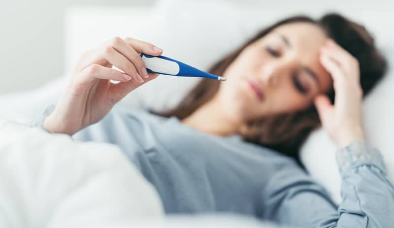 cuándo se considera fiebre mujer cama