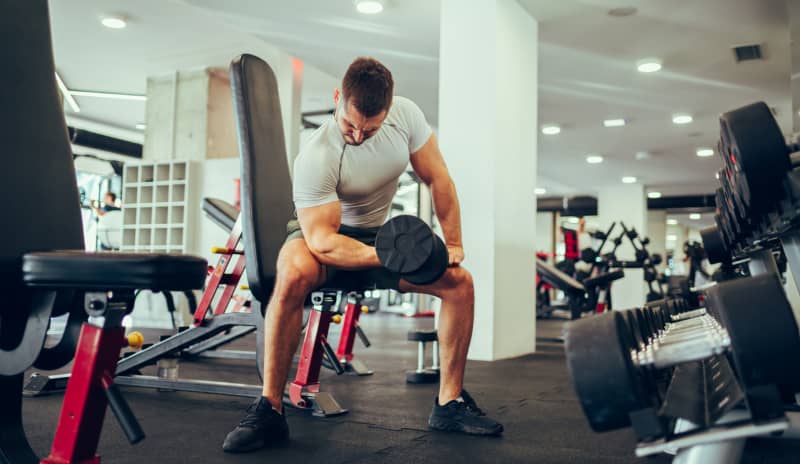 Hombre haciendo entrenamiento de fuerza
