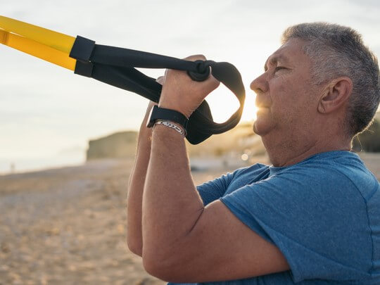 ejercicios con TRX bíceps y tríceps