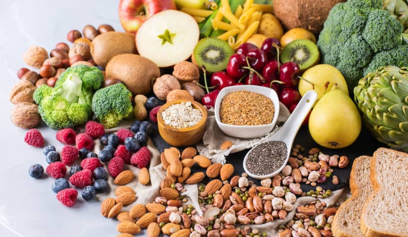 Hay alimentos con un alto contenido en sustancias antioxidantes. Una dieta rica en alimentos antioxidantes ayudará a contrarrestar el estrés oxidativo y, en consecuencia, a frenar o prevenir la aparición de alteraciones y daños relacionados con el envejecimiento.