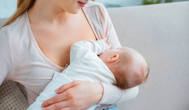 mujer amamantando bebé con cólico del lactante