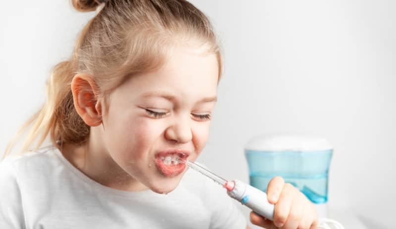 Aprender qué es un irrigador dental y cómo incorporarlo en tu rutina puede ser un cambio radical para la salud bucal de toda la familia