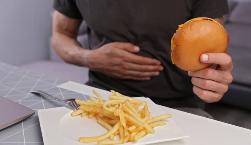 Comer alimentos picantes, fritos y el café pueden aumentar el riesgo de desarrollar gastritis.