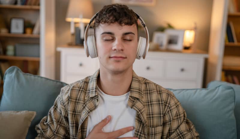Adolescente realizando meditación con musicoterapia.
