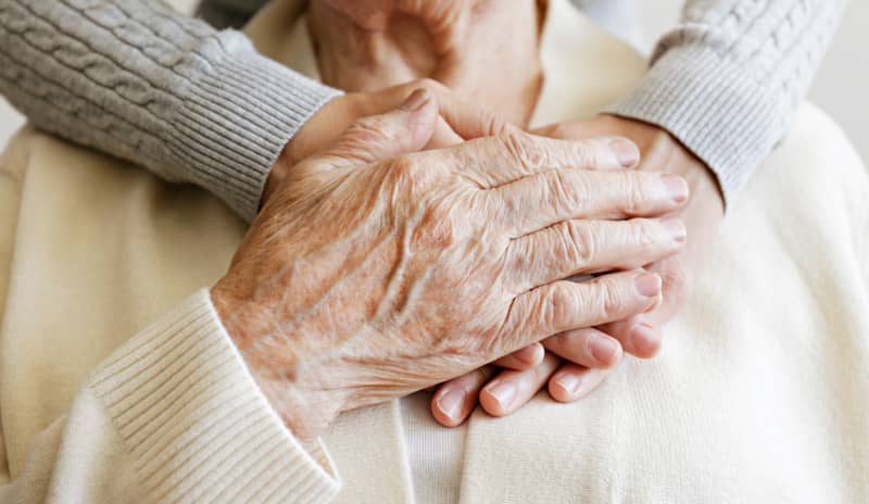 Los cuidadores de personas mayores pueden proporcionar asistencia tanto en actividades diarias como en tareas especializadas.