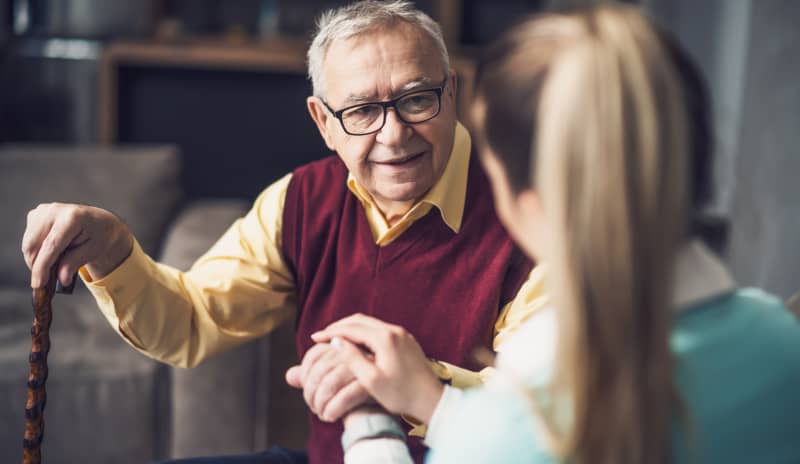 Los cuidadores de personas mayores ayudan a prevenir el aislamiento y la depresión en los ancianos.