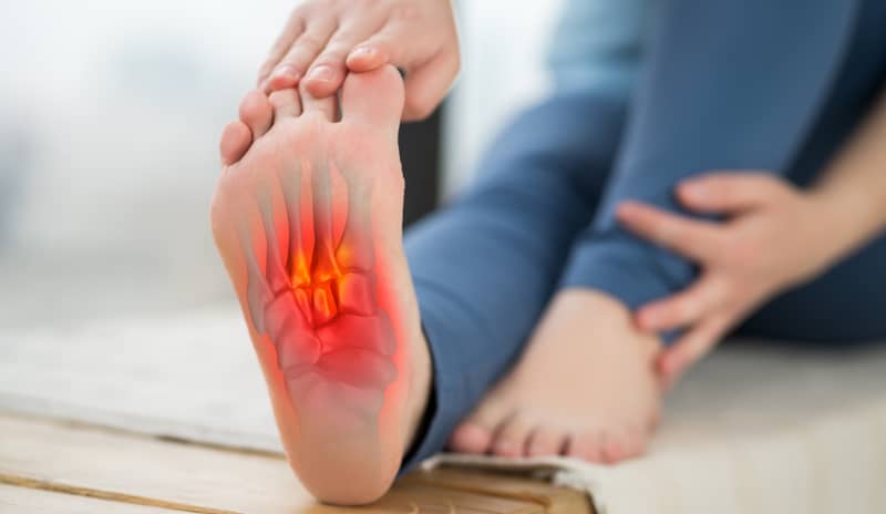 La fascitis plantar es una de las causas comunes del dolor de pies.