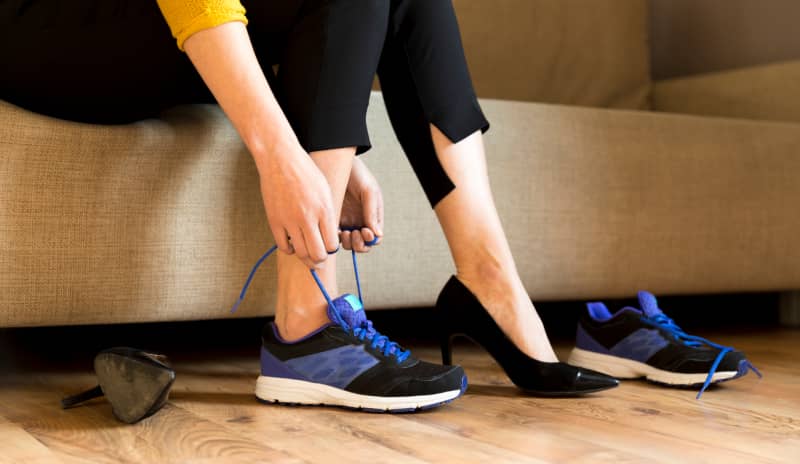 Es importante usar calzado cómodo para prevenir el dolor de pies.