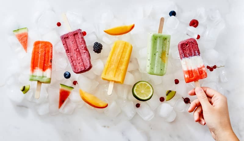 Para elaborar helados caseros, los zumos de frutas naturales y la fruta entera fresca o congelada son la base ideal.