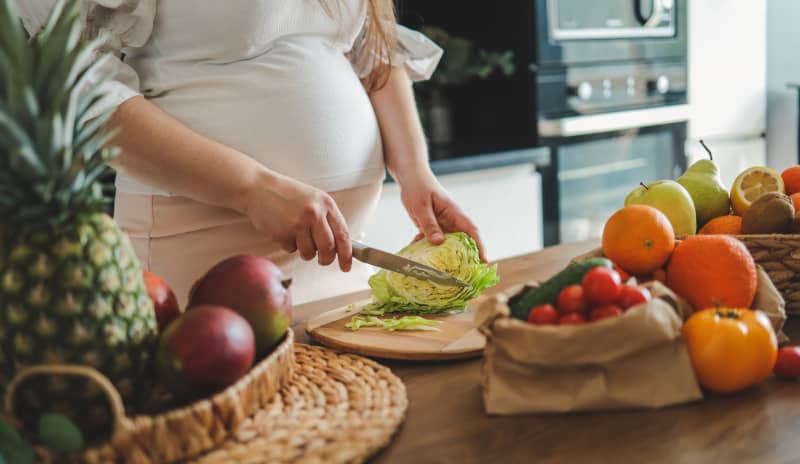Una dieta con abundantes vegetales, legumbres y cereales integrales nos ayudará a evitar el estreñimiento y así aliviar las molestias de las hemorroides en el embarazo.