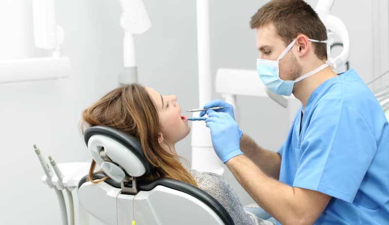Es recomendable visitar al dentista al menos una vez al año para eliminar el sarro dental.