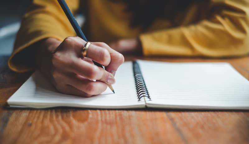 El uso de herramientas como diarios o aplicaciones puede ayudarte a organizar y seguir tus propósitos de año nuevo, asegurándote de mantener la constancia en cada paso.