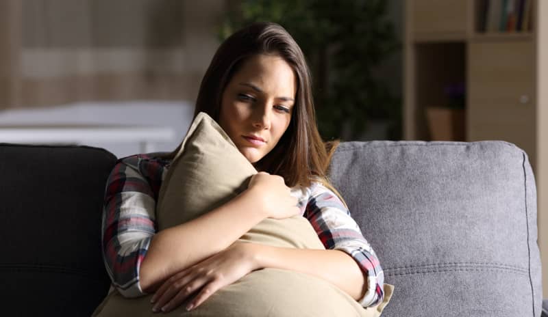 Se cree que el trastorno depresivo persistente tiene un origen genético que favorece el desarrollo de este trastorno. Suele aparecer en una etapa muy temprana de la vida, incluso en la infancia, y se prolonga durante mucho tiempo