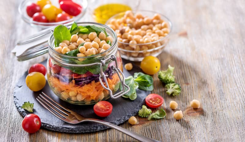 Las ensaladas de legumbres son excelentes opciones de comidas frías para llevar.