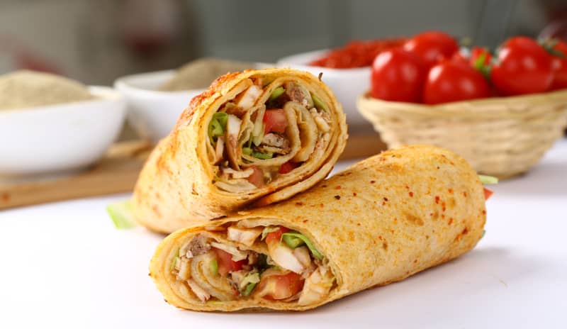 Los wraps de pollo con verduras son comidas frías para llevar que se mantienen en buen estado durante el día.