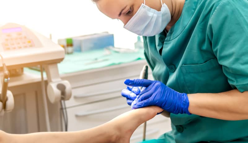 La visita regular al podólogo es una parte importante del cuidado de los pies.