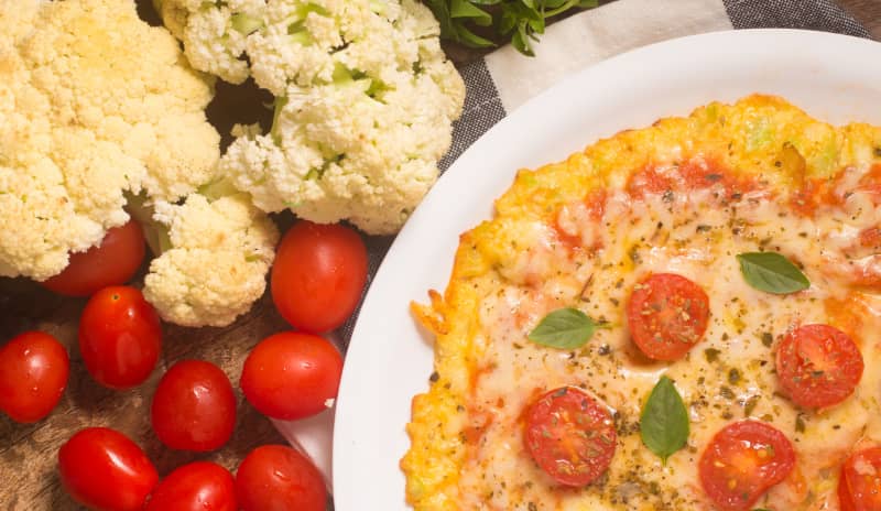 La pizza con masa de coliflor tiene un acabado crujiente.