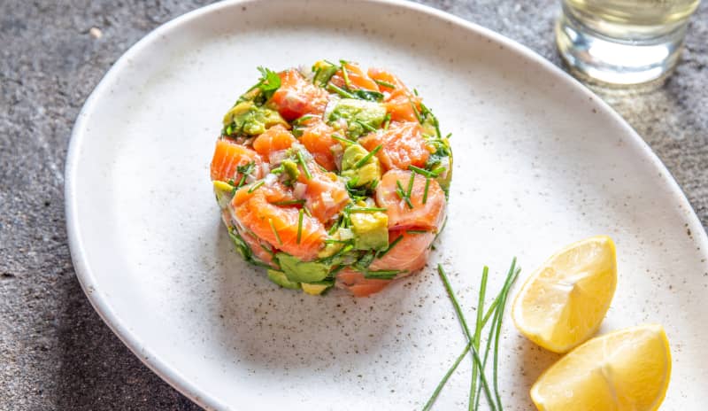 El tartar de salmón y aguacate es rico en ácidos grasos omega-3 y fibra.