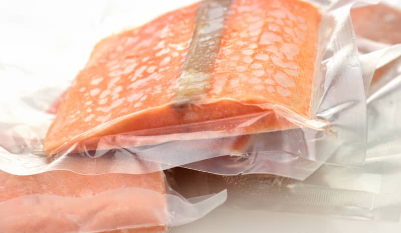 Congelar el salmón es esencial al preparar un tartar de salmón y aguacate para evitar anisakis.