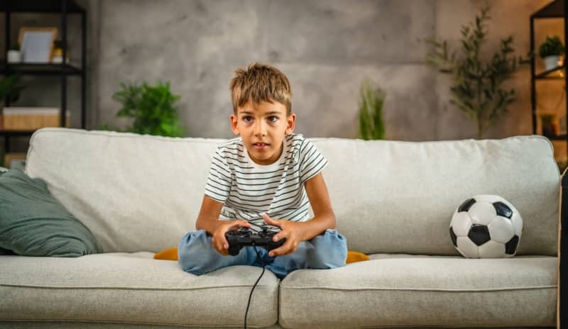 Niño con adicción a los videojuegos