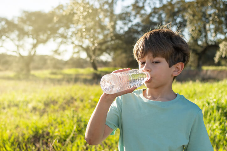 Adaptarse a beber alternativas de refrescos para niños como el agua lleva su tiempo. No hay que desesperar,  debemos ser pacientes, dar ejemplo y evitar caer en la tentación fácil de ofrecerle opciones azucaradas.