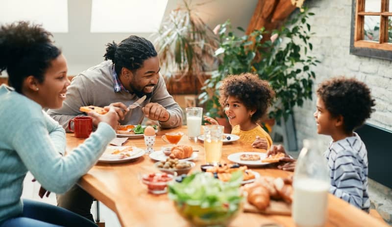 Adaptar las 5 comidas al día a tu estilo de vida promueve una buena alimentación.