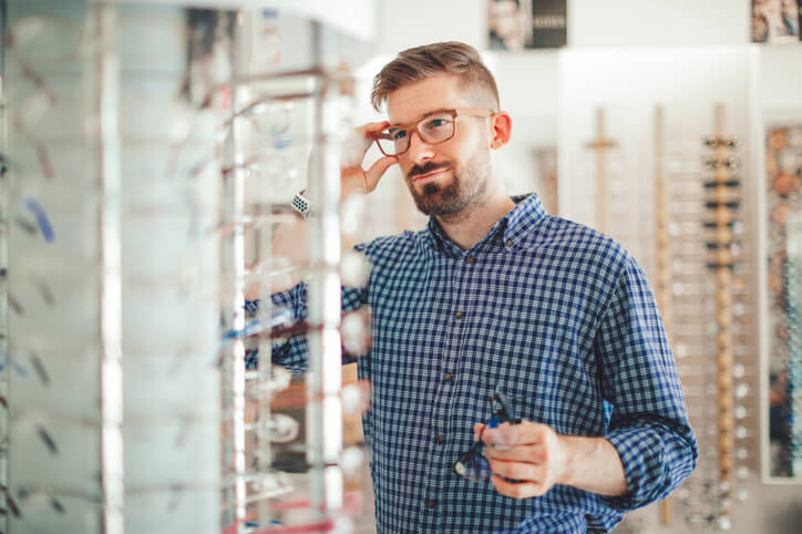 La forma de tu rostro o el color de tu piel son dos factores determinantes para saber cómo escoger las gafas.