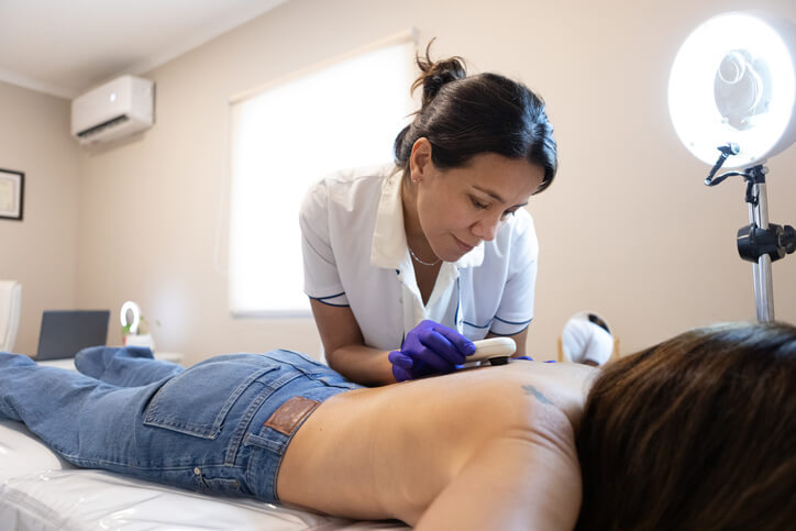 El tratamiento aplicado para eliminar verrugas variará en función de las características de esta y de en qué parte del cuerpo hayan aparecido..
