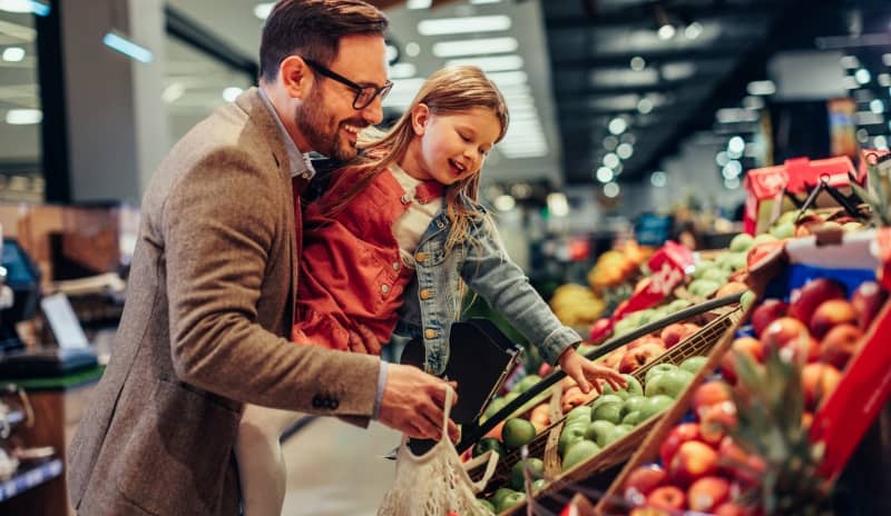 Las frutas frescas no pueden faltar en una lista de la compra saludable.
