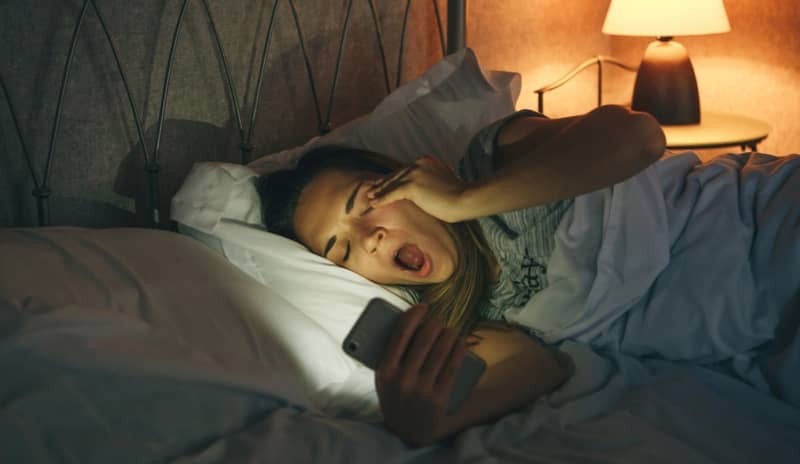 adolescentes y móviles en la cama