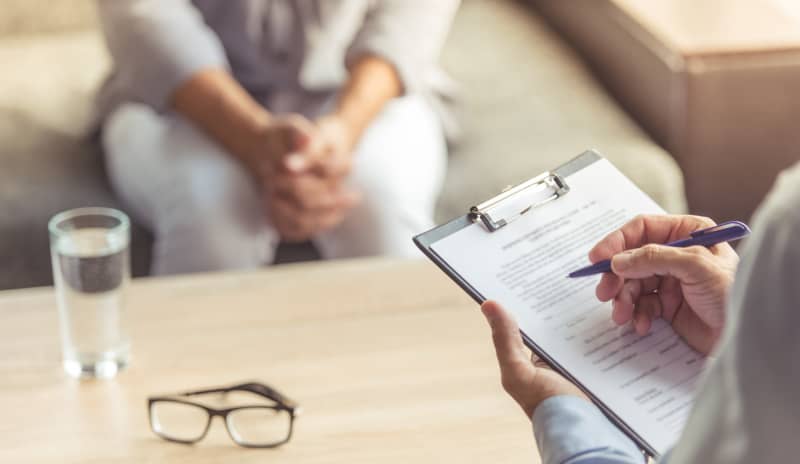 Psicólogo de empresa aplicando la psicología laboral con los empleados