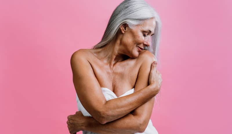 Mujer saludable en tratamiento con terapia hormonal sustitutiva durante la menopáusica