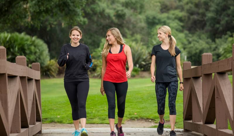 beneficios de caminar con un grupo de amigas