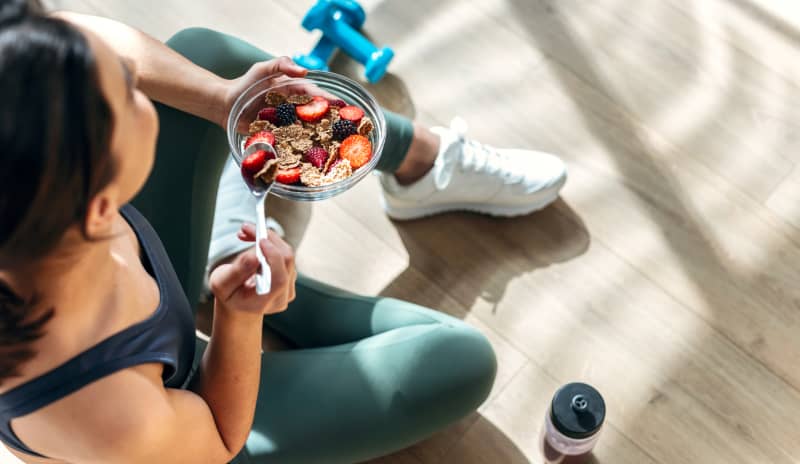 comida pre entreno con un bol de frutas