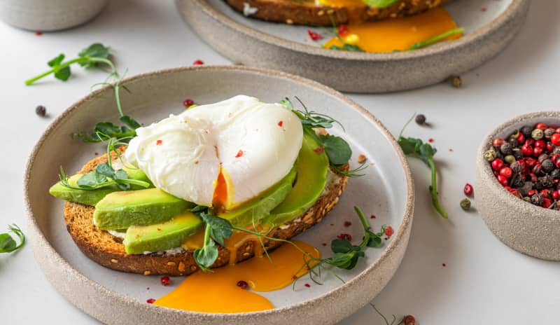 Un buen desayuno para ganar masa muscular incluye proteínas y carbohidratos complejos.