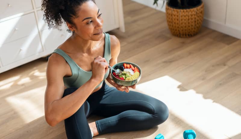 El desayuno para ganar masa muscular debe evitar azúcares y harinas refinadas.