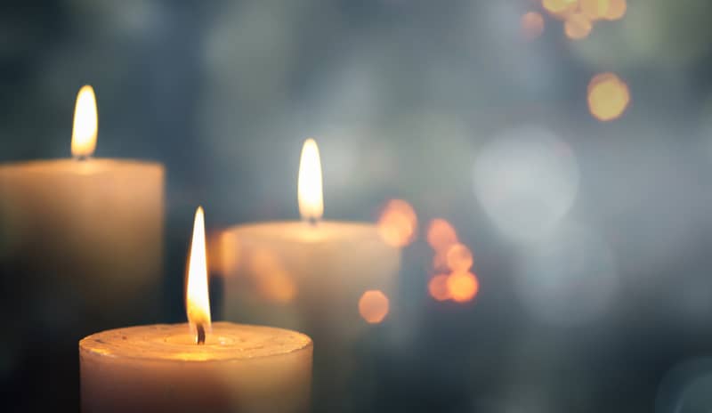 Despedida de un ser querido con velas