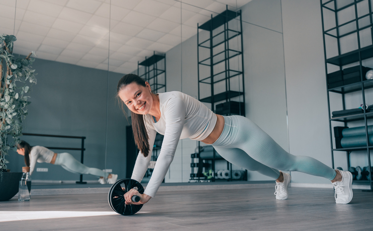 ejercicios abdominales con rodillo