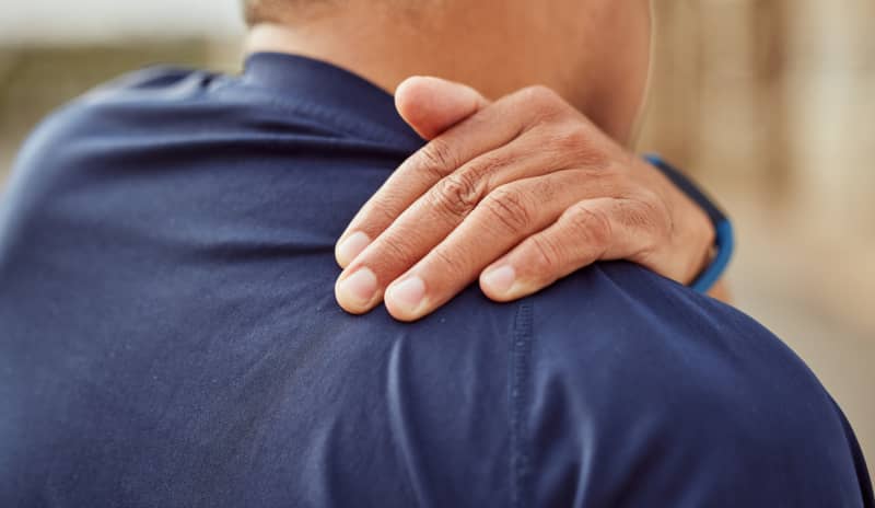 El síndrome de pinzamiento puede causar tendinitis en el hombro supraespinoso.