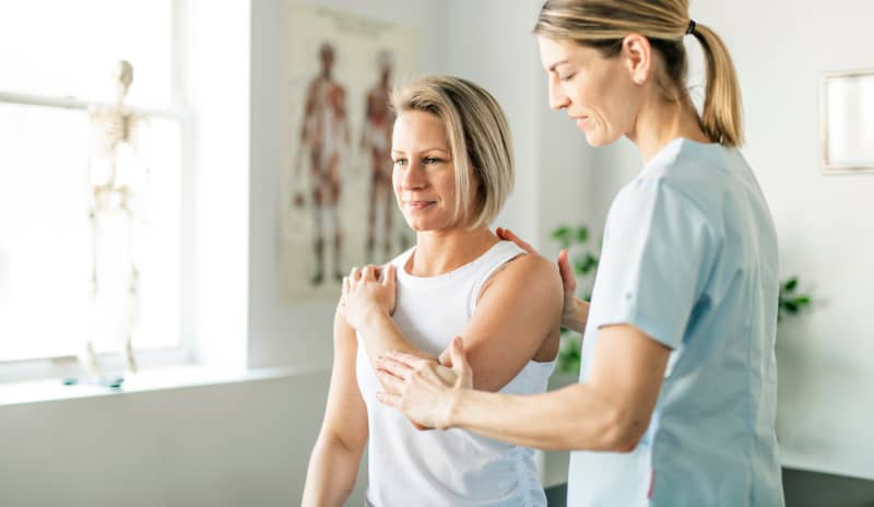 El diagnóstico de tendinitis en el hombro requiere evaluación médica.