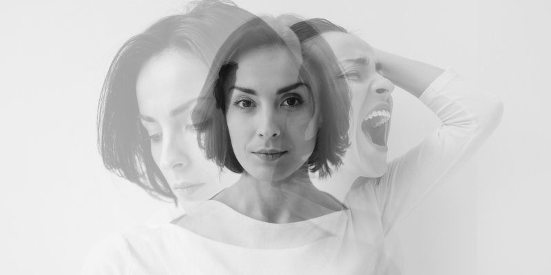 Composición en blanco y negro de una mujer con tres expresiones superpuestas —serena, triste y angustiada— que simboliza los cambios de identidad asociados al trastorno disociativo