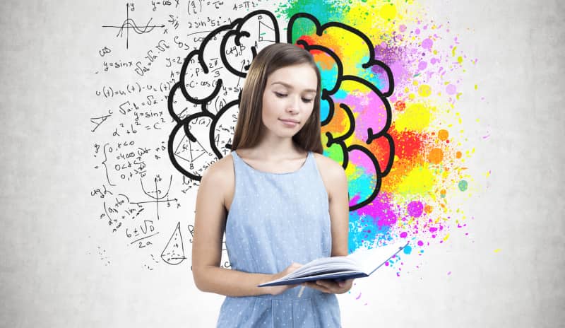 Chica joven lee un libro, mientras en un fondo neutro se dibuja un cerebro dividido en dos, a un lado aparecen fórmulas matemáticas y, al otro, colores, en representación de los diferentes rasgos de personalidad que puede tener una persona.