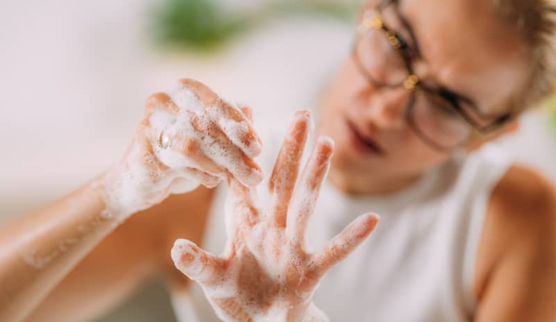 Mujer con trastorno obsesivo compulsivo lavándose las manos a conciencia