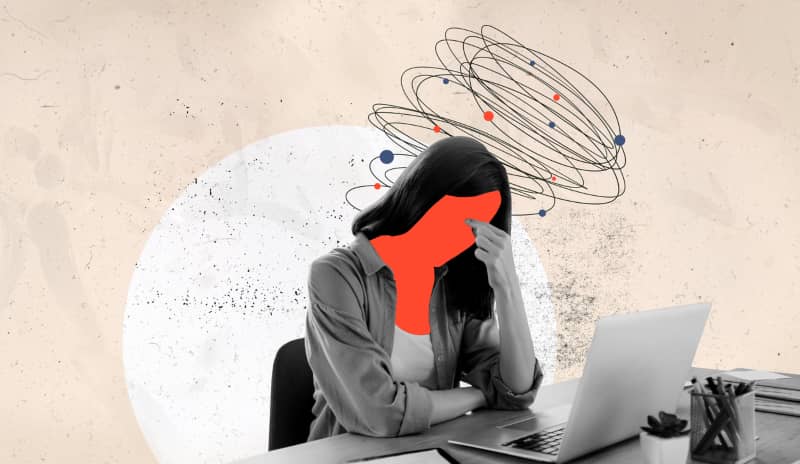 Mujer sentada frente a un portátil con la zona del pecho y la cara representada en color rojo y con gesto de agotamiento y confusión, ilustración de pensamientos desordenados alrededor de la cabeza que representa la salud mental, el estrés emocional y la sobrecarga mental en el trabajo.