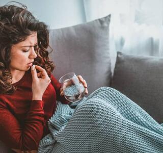 Chica tomando antibiótico, ya que es necesario evitando la resistencia a antibióticos