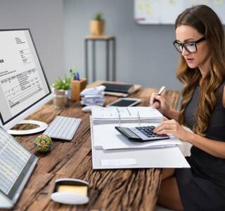 Una mujeres aprendiendo cómo se hace la declaración de la renta