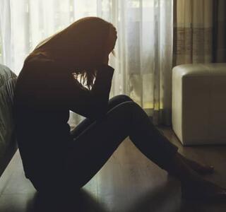 mujer en casa con síndrome de la cabaña